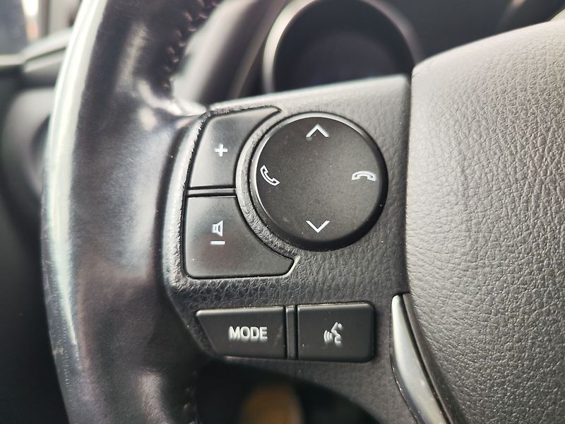 Toyota Auris 1.6 D-4D/82kW Executive ČR - fotka 21 z 30