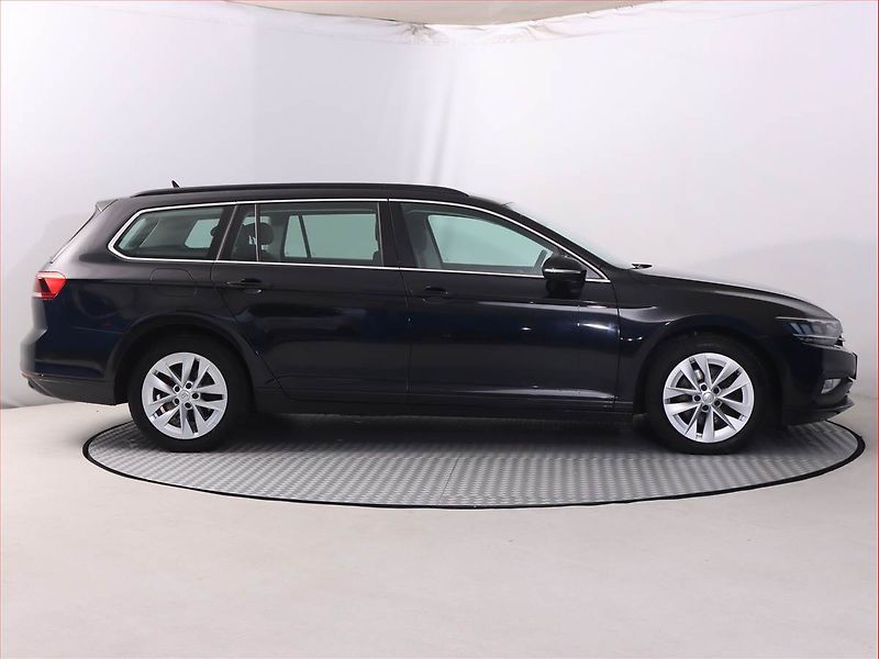 Volkswagen Passat (2021) 2.0 TDI, Automat, Navi - fotka 6 z 21