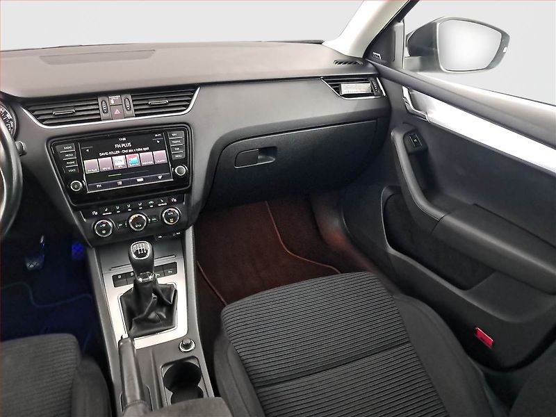 Škoda Octavia (2013) 2.0 TDI, Navi, Xenony - fotka 8 z 18