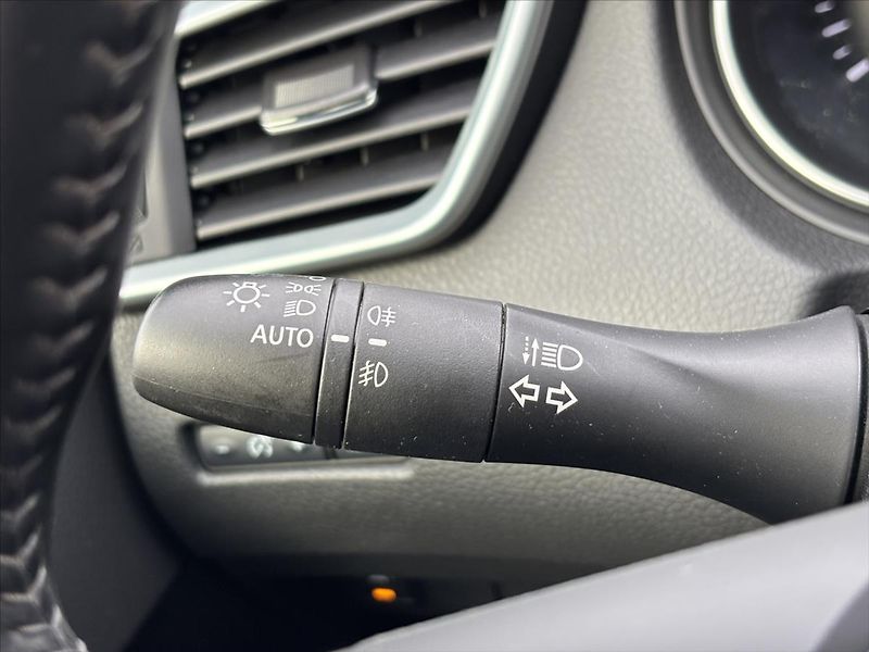 Nissan Qashqai 1,3 DIG-T Tekna PANORAMA TAŽNÉ - fotka 32 z 49