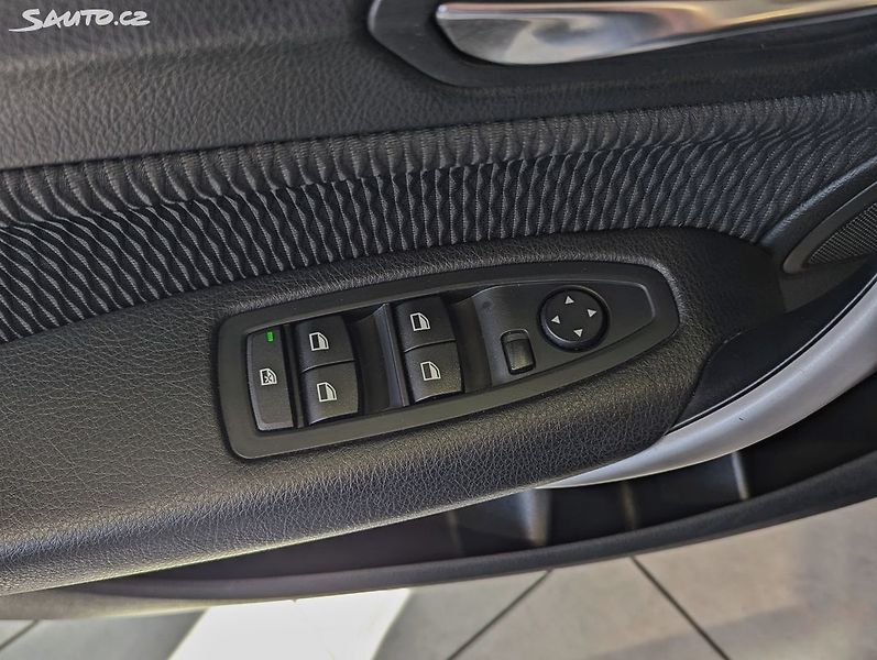 BMW Řada 1 116 i 100kW VÝHŘEVY, PDC - fotka 17 z 23