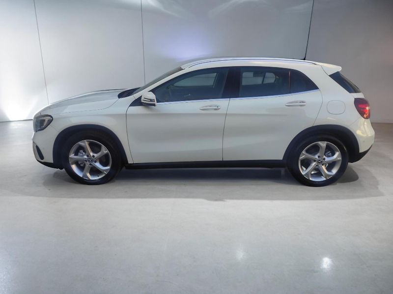 Mercedes-Benz GLA 200d 4MATIC,AT,ČR - fotka 2 z 42