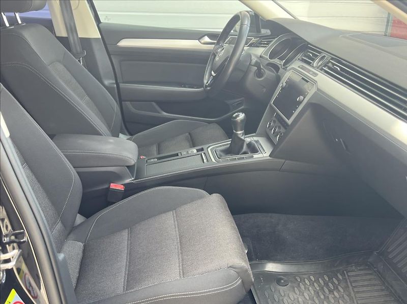 Volkswagen Passat 2,0 TDi MATRIX ComfortLine - fotka 20 z 28