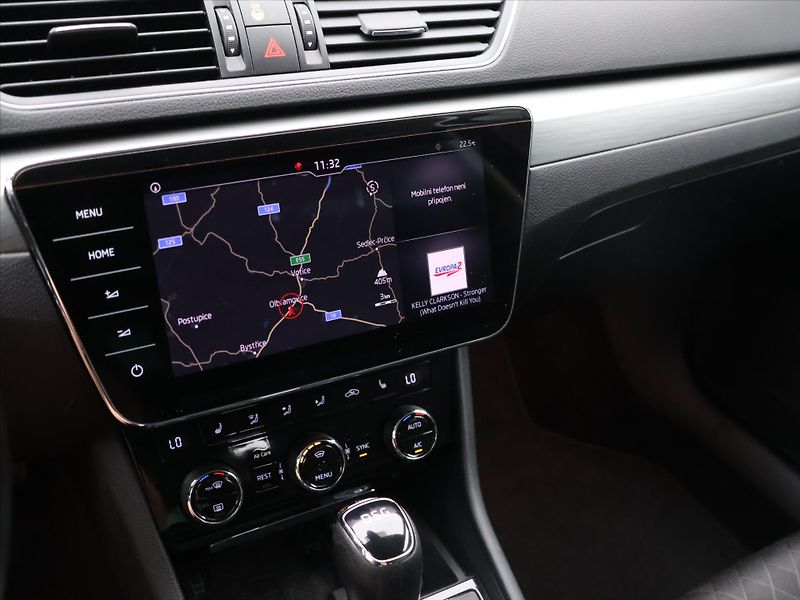 Škoda Superb 2,0 TDI DSG Style - fotka 23 z 36