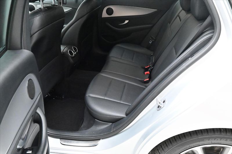 Mercedes-Benz Třídy E 2,0 220d 143 kW Avantgarde AT9 - fotka 14 z 33