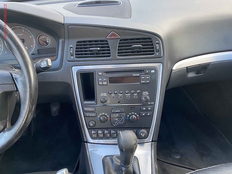 Volvo V70 (2005) 2.4 D, Momentum, xenon - fotka 12 z 17