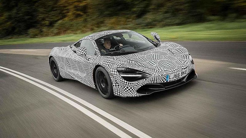 McLaren ukázal testovací mulu supersportu s volantem uprostřed.