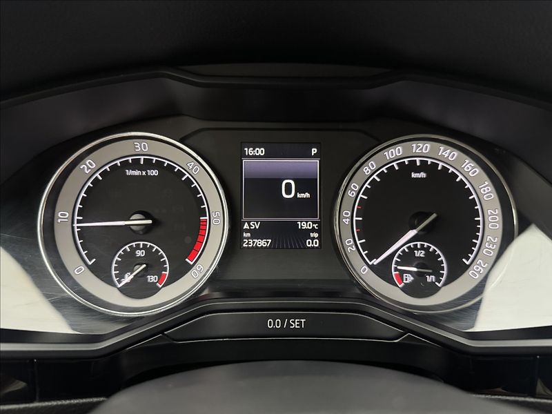 Škoda Superb 2,0 DSG L&K DPH NZ.TOP DCC TZ - fotka 13 z 49