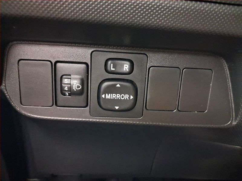 Toyota Auris (2008) 1.4 VVT-i, Park. senzory - fotka 17 z 19