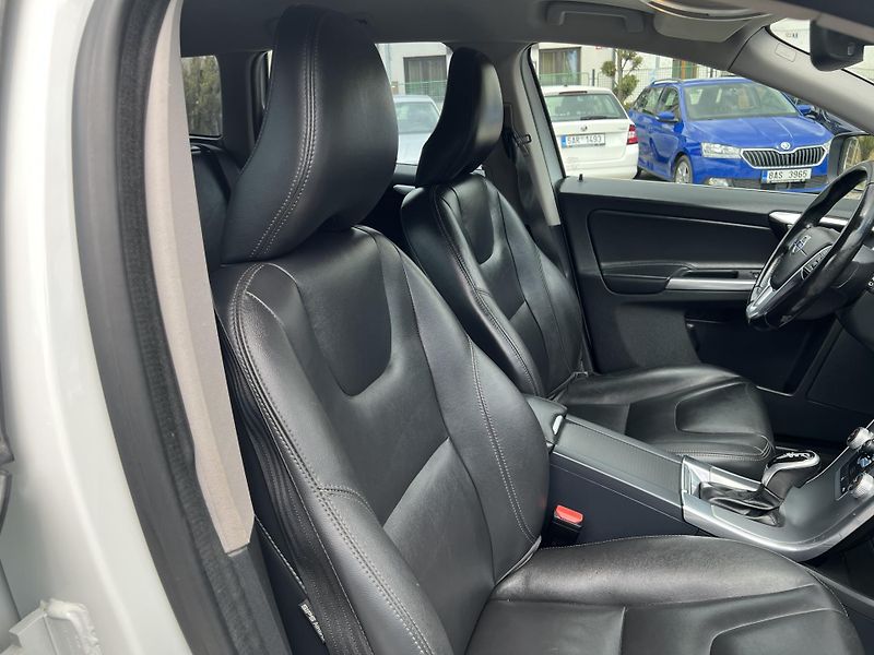 Volvo XC60 2,4 AWD D4 Summum 1.maj.  - fotka 38 z 56