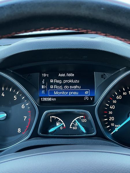Ford Kuga 1.5 EcoBoost ST Line TZ - fotka 10 z 24
