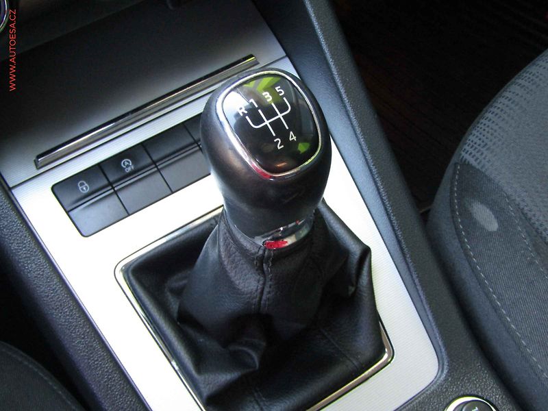 Škoda Octavia (2015) 1.6 TDi, ČR, AC, TZ, park - fotka 17 z 21
