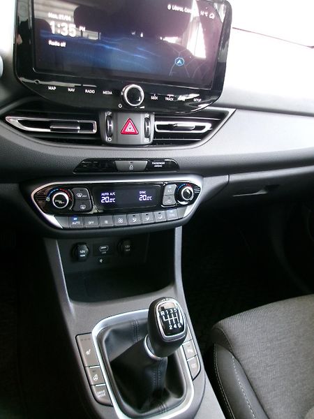 Hyundai i30 (2024) 1.5T-GDi 117kW MH Smart Plus - fotka 13 z 15