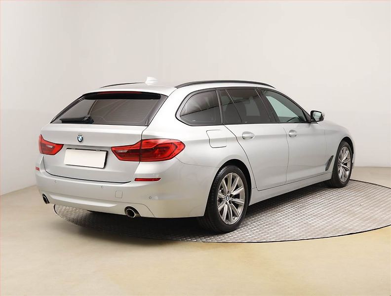 BMW Řada 5 (2018) Luxury Line 520d xDrive, 4X4 - fotka 5 z 25
