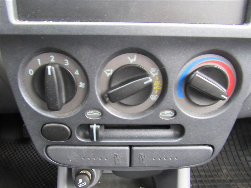 Hyundai Accent 1,3 63kW - fotka 17 z 23