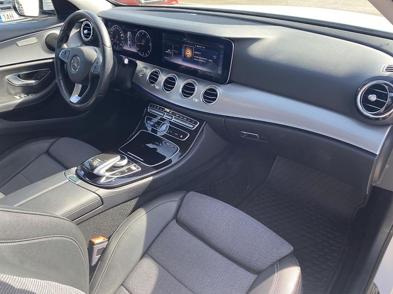 Mercedes-Benz Třídy E E 220d 4M AVANTGARDE - fotka 18 z 26