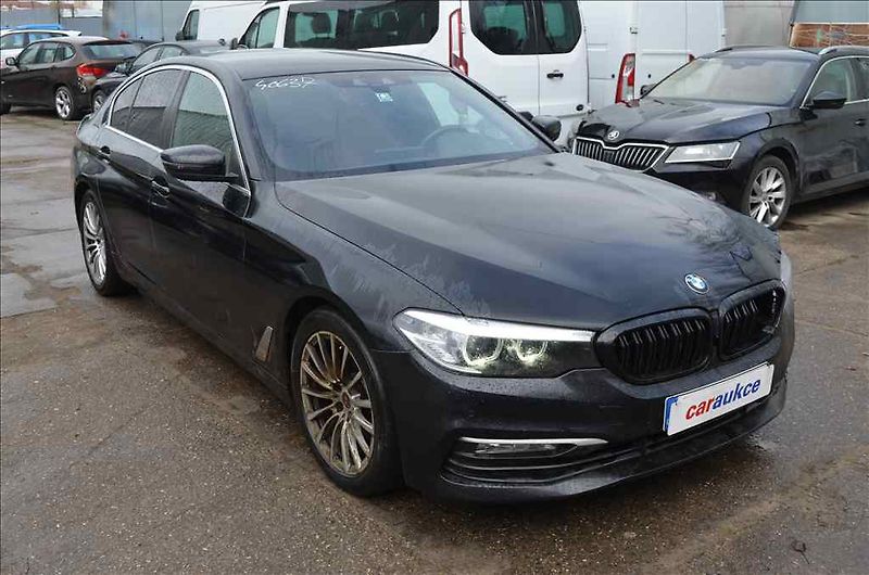 BMW Řada 5 (2017) 520D - fotka 3 z 20