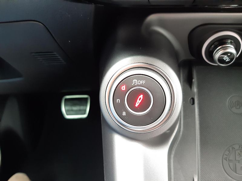Alfa Romeo Tonale (2023) 1,3 PHEV 280 PS  Veloce - fotka 37 z 48