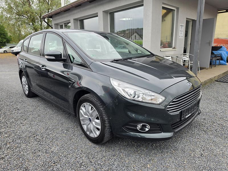 Ford S-MAX 1.5 i Navi Parkovací senzory  - fotka 1 z 37