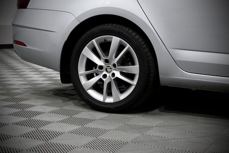 Škoda Octavia 3 FL Combi 1.8 TSI 132 kW DSG - fotka 8 z 38