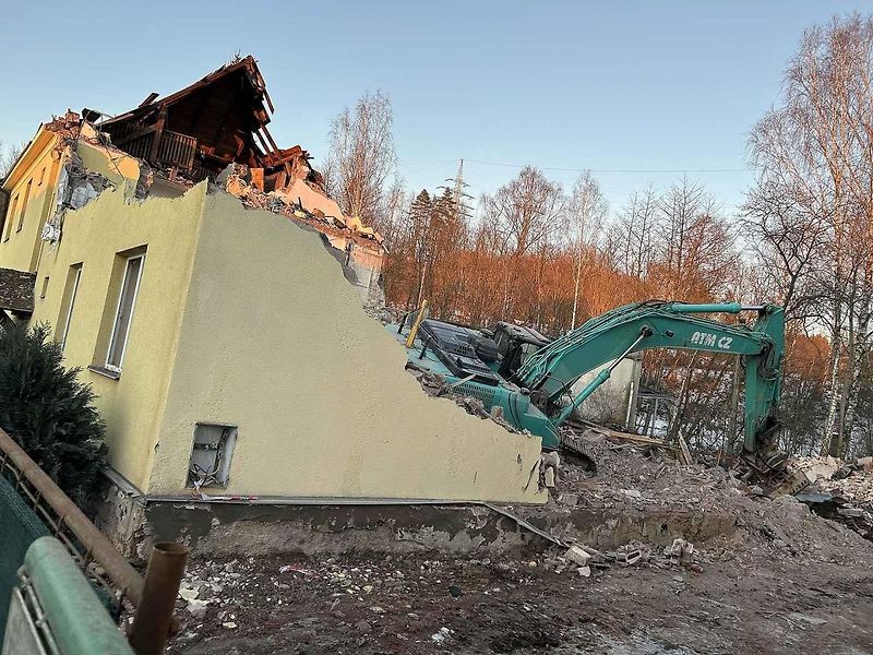 Kvůli stavbě dálnice D11 zbourali dělníci dům v Náchodské ulici v Trutnově Poříčí.