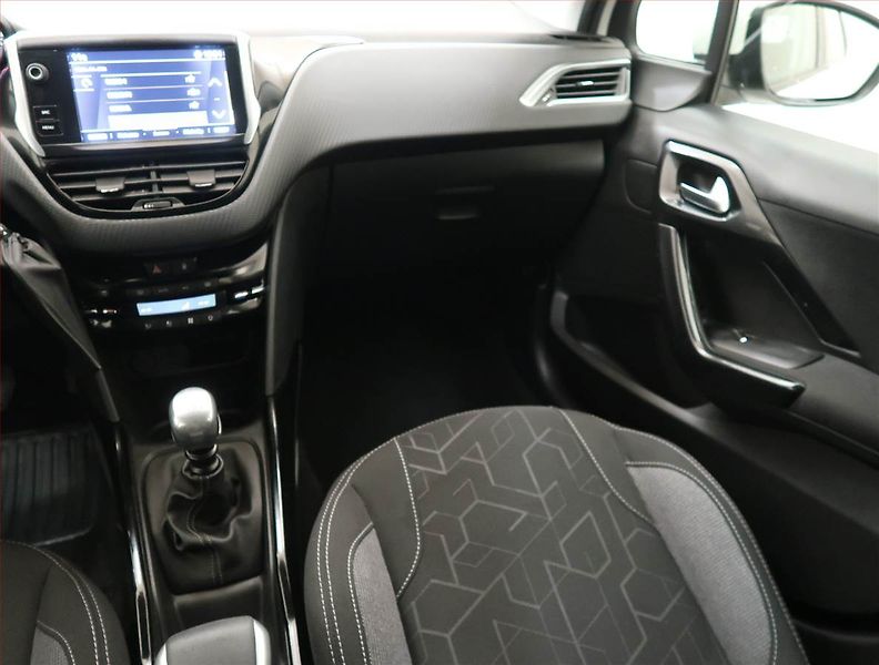 Peugeot 2008 (2019) 1.2 PureTech, Tempomat - fotka 8 z 16