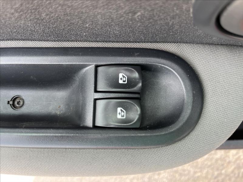 Renault Clio 1,2 i 48 KW ČR  STK 11/27 - fotka 22 z 29