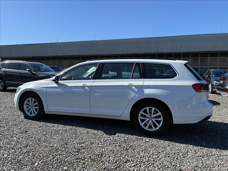 Volkswagen Passat 2,0 TDI TAŽNÉ KAMERA KEYLESS - fotka 3 z 26