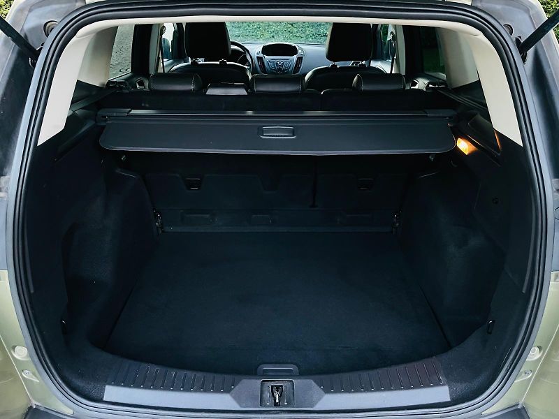 Ford Kuga 2.0TDCi 4x4 MAN TAŽNÉ 1MAJITEL - fotka 21 z 47