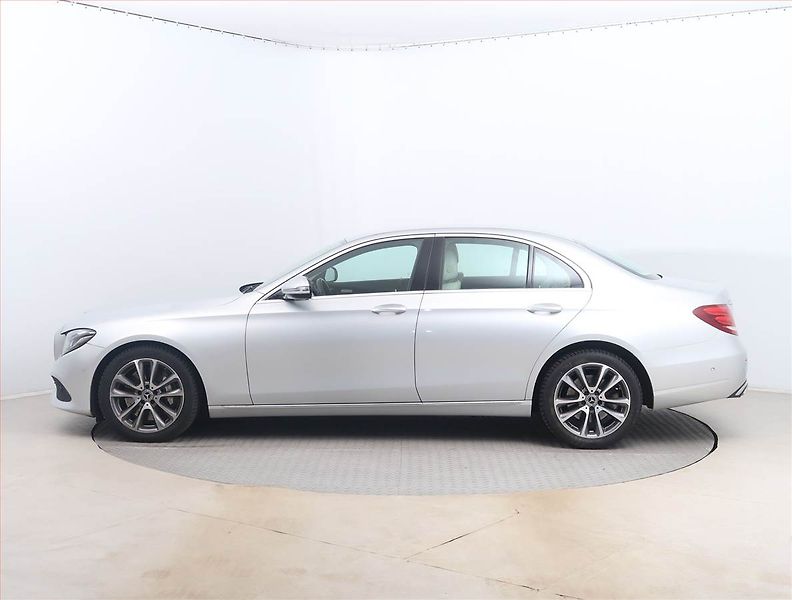 Mercedes-Benz Třídy E (2018) E 350 d 4MATIC - fotka 3 z 17