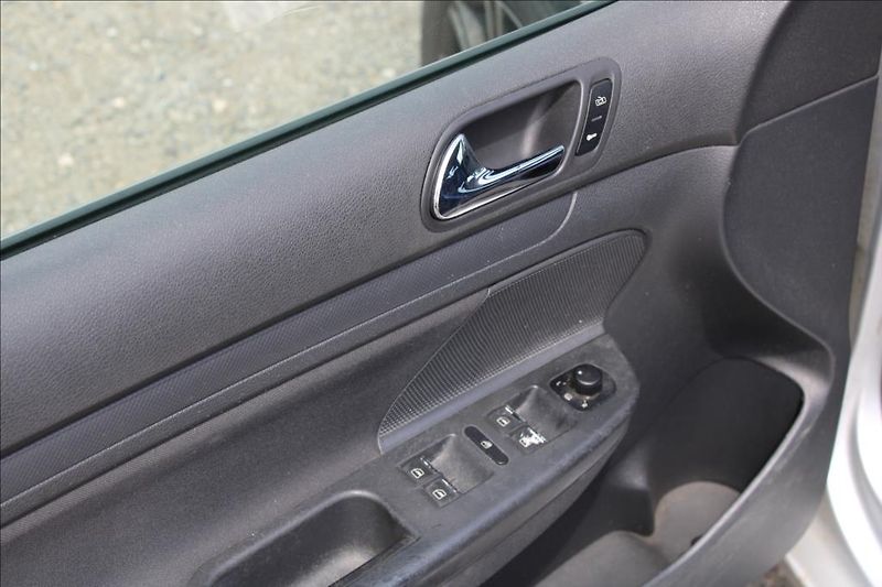 Volkswagen Golf 1,4 i  DIG. KLIMA, ČR - fotka 14 z 22