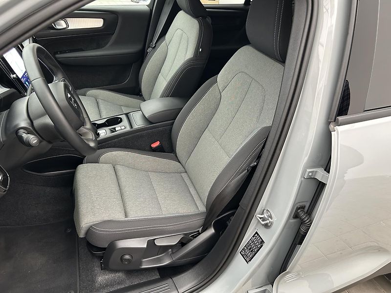 Volvo XC40 2.0  B3 CORE - fotka 11 z 27