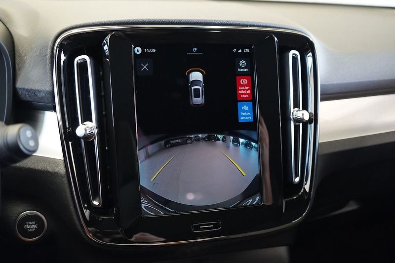 Volvo XC40 B3 Plus Dark, ACC, BLIS - fotka 25 z 43