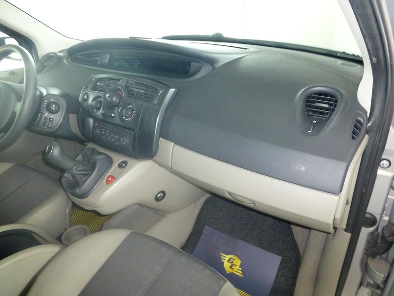 Renault Scénic (2006) 1,6 16V*STŘEŠNÍ NOSIČE**KLIMA* - fotka 20 z 26