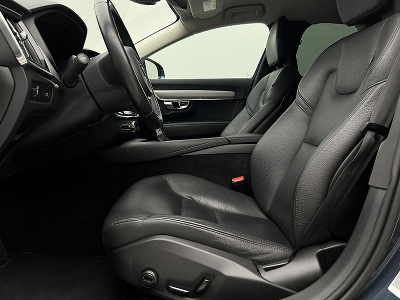 Volvo S90 D4 MOMENTUM 1. maj. - fotka 3 z 43