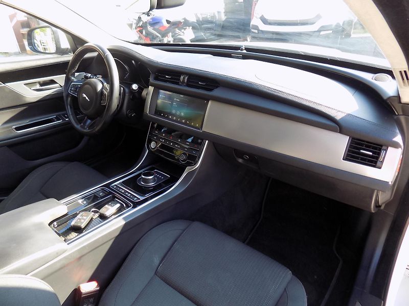 Jaguar XF 20D 132 KW  - fotka 27 z 36