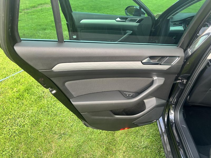 Volkswagen Passat 2.0TDI 110KW,NAVI,LED,APP,ALU - fotka 16 z 47