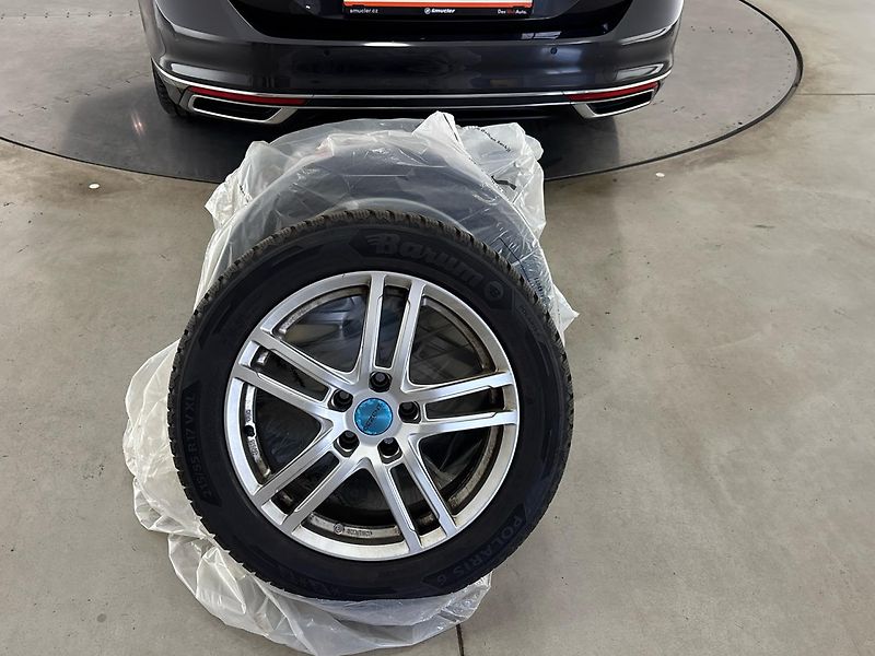 Volkswagen Passat Elegance DSG - fotka 26 z 30