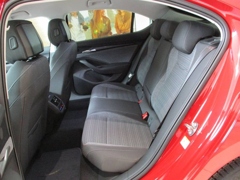 Škoda Superb liftback Selection 2,0TDI 110k - fotka 15 z 17