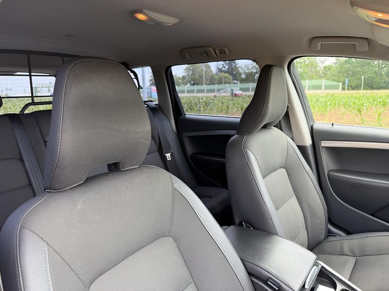 Volvo XC70 2.4 D4 4X4 MANUAL SERVISKA - fotka 29 z 45