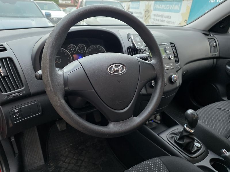 Hyundai i30 1.4-NÍZKÉ KM-TAŽNÉ-ALU - fotka 11 z 15