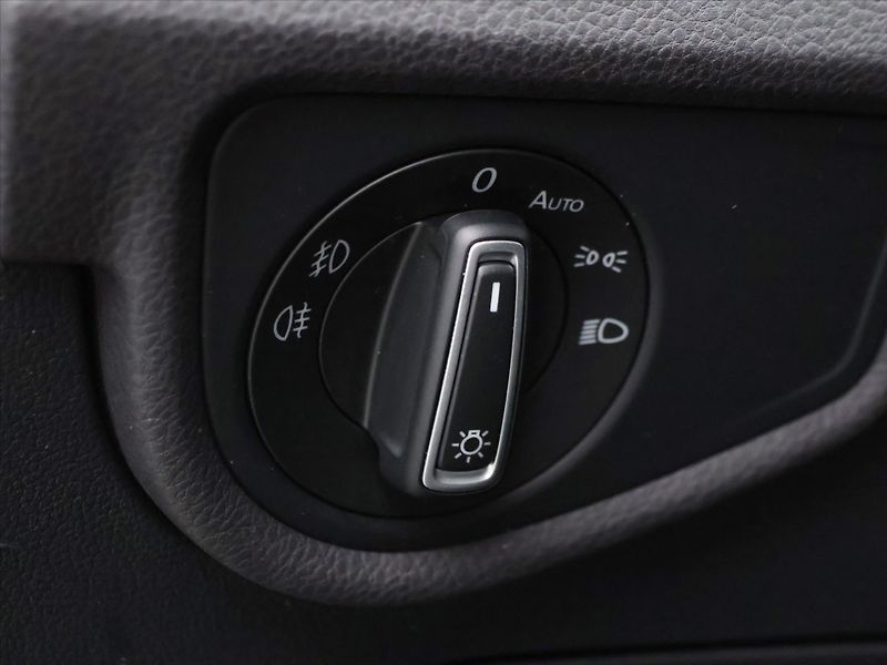 Volkswagen Touran 1,6 TDI DSG Panorama LED 1.Maj - fotka 16 z 31