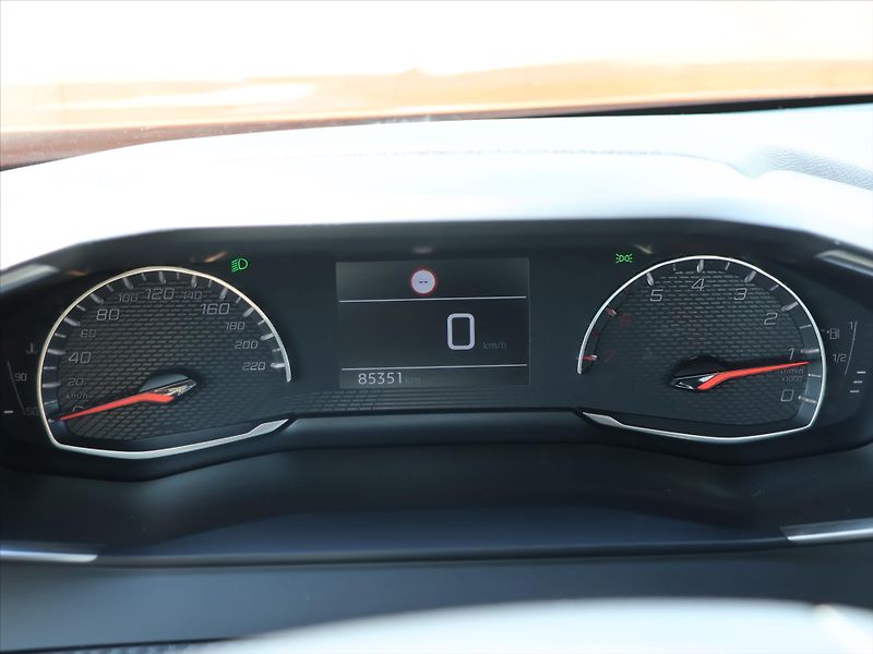 Peugeot 2008 1,2 PT 74kW CZ Klima ACTIVE - fotka 17 z 34