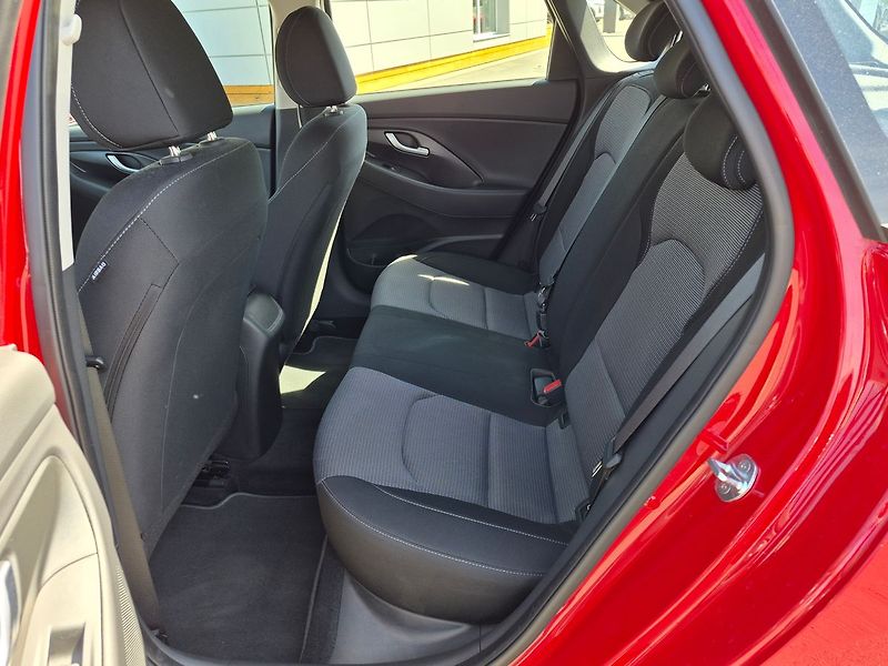Hyundai i30 Comfort 1,5 CVVT - fotka 6 z 17