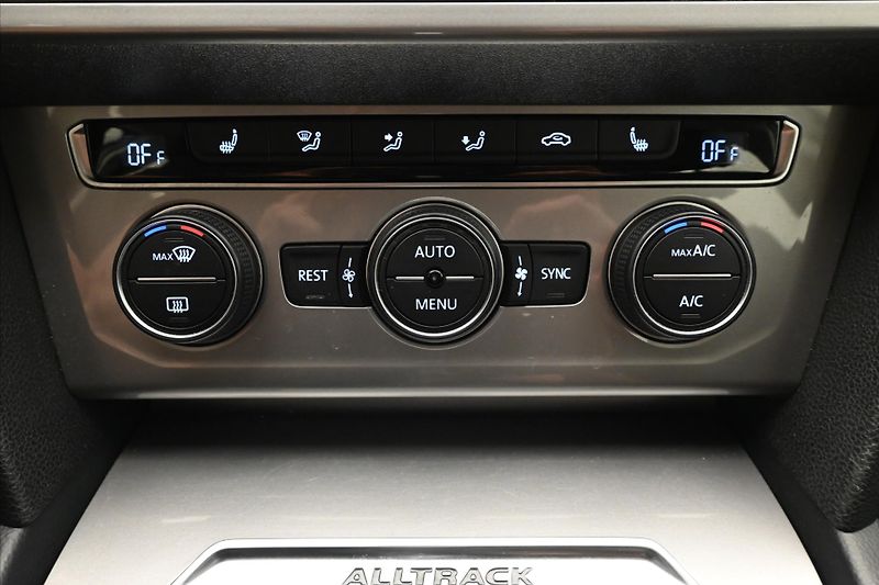 Volkswagen Passat 2,0 TDI 140kW DSG Alltrack 4Mo - fotka 20 z 32
