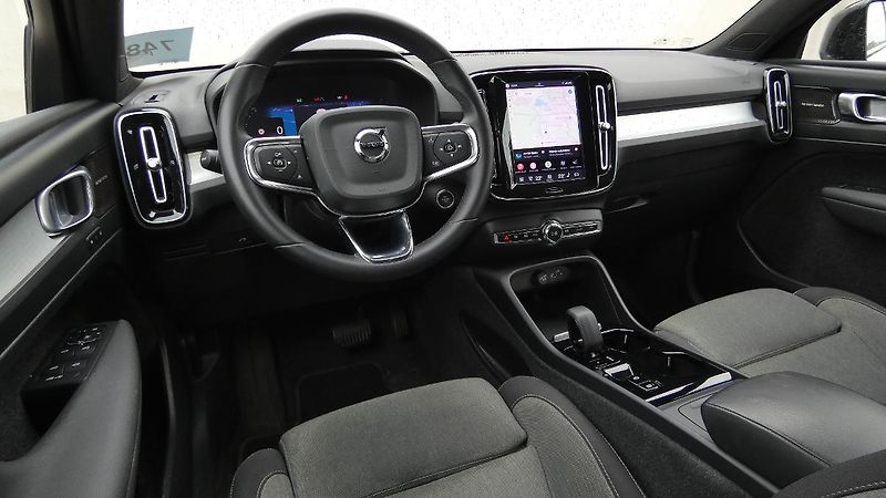 Volvo XC40 B3 PLUS DARK - fotka 5 z 23