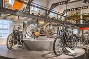 Daimler Reitwagen (uprostřed) společně s dalšími motocykly v Deutscher Zweirad und NSU Museu v Neckatsulmu.
