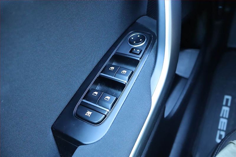 Kia Ceed (2024) Silver 1.5 T-GDI, Serv.kniha - fotka 17 z 19