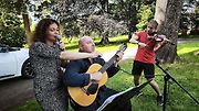 Kia posloužila jako generátor pro koncert v Dětském domově v Broumově.