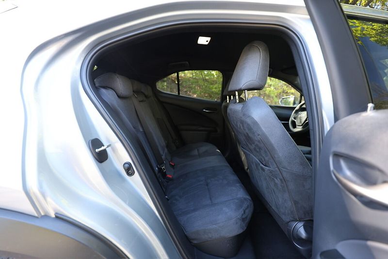 Lexus UX 300h 300H 2,0 HEV BUSINESS TECH - fotka 22 z 28